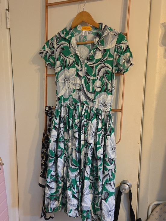 Bernie Dexter Dresses & Skirts - Bernie Dexter Green Floral Button-Front Kelly Dress